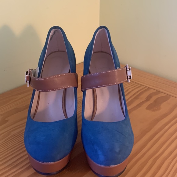 Blue/brown heel with Velcro strap. Nice gold buckle detail. - Picture 2 of 4